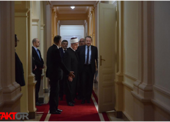 BAKIR PROGLASIO VANREDNO STANJE NACIJE: Reci nam de Adile Kulenoviću, ili pak ti Adile Osmanoviću šta nam je činiti!?