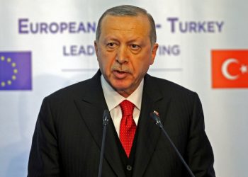 OPROBANI RECEPT POPULISTA ZA DOBIJANJE IZBORA Erdogan mjesec dana prije izbora oprašta dugove, dijeli bonuse i smanjuje hipoteke