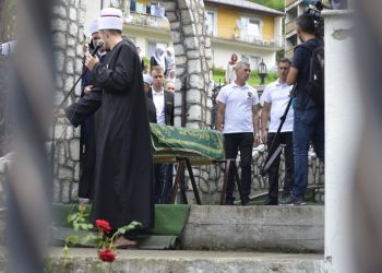 NAŠA MAJKA HATIDŽA: „Obećavamo ti da ćemo istrajati na putu istine”