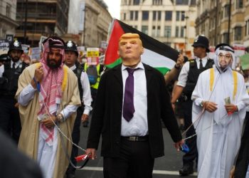 JAVNE MOLITVE I NARANČASTI KOMBINEZONI: Kako su londonski muslimani ustali protiv Trumpa