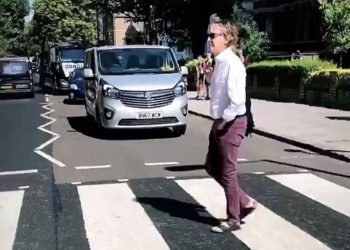 (VIDEO) KAO U DOBRA STARA VREMENA: Paul McCartney se vratio na pješački prelaz na Abbey Road