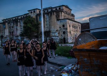 “VI NISTE MRTVE”: Časovi baleta u faveli koju kontrolišu narko dileri