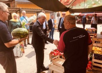 PRAVA SDA-OVA LUBENICA – OKOLO ZELEN UNUTRA CRVEN: Džaferović je u Varešu u sklopu izborne kampanje pazario lubenicu