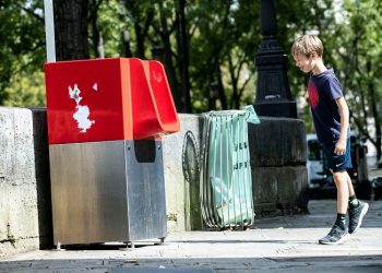 SAMO U FRANCUSKOJ: Jarko crveni ulični pisoari, koji su uz to i bašte