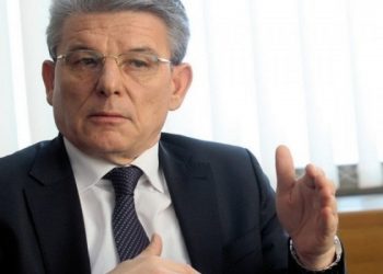 ŠEFIKE SINE, SIĐI SA (TRI)BINE Sve što na tribinama govori Džaferović možete čuti od konobara u kafiću
