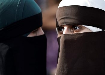 (VIDEO) KRŠE PRAVO DA SE ŽENA ODIJEVA KAKO ŽELI: Muslimanke u Danskoj protestirale protiv zabrane pokrivanja lica