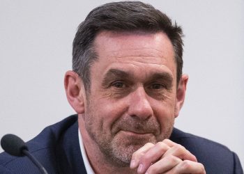 KAKO STIŠATI BUKU AUTORITARNOG POPULIZMA Mason: Oni su kao vaš rođak rasista koji uvijek pokvari božićno slavlje