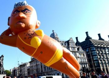 POSLIJE TRUMPA, ON JE NA REDU Gradonačelnik Londona u BIKINIJU letio iznad prijestonice (VIDEO)