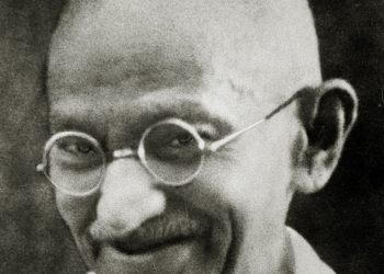 „CELIBAT TEST“ Gandhi je spavao sa mladim i nagim ženama kako bi testirao svoj celibat