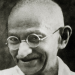 „CELIBAT TEST“ Gandhi je spavao sa mladim i nagim ženama kako bi testirao svoj celibat