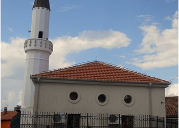 AKO JE DŽAMIJA KASARNA, ONDA JE MUNARA RAKETA: Na ulazu u džamiju piše da je to i VOJNA INSTITUCIJA