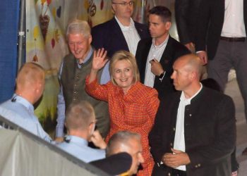 HILLARY NAPALA EU: Desnica buja jer puštate previše migranata