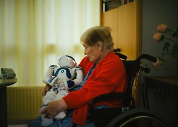 UNIJELA JE MALO ŽIVOSTI: Robot koji donosi utjehu starima i bolesnima