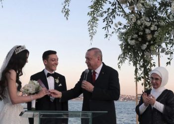‘POŽELIO IM SREĆU’: Erdogan bio kum na vjenčanju fudbalera Mesuta Özila