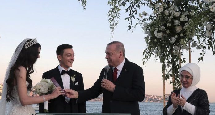 ‘POŽELIO IM SREĆU’: Erdogan bio kum na vjenčanju fudbalera Mesuta Özila
