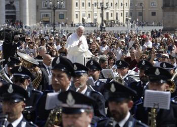 ŠTO GA VIŠE NAPADAJU ON JE SLOBODNIJI “Što duže papa Franjo živi, to je njegovo papstvo važnije”