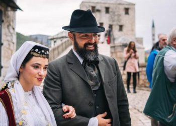 MOSTARSKA BAJKA NIKAD UMRIJET’ NEĆE: Emina i Aleksa – ruku pod ruku preko Staroga mosta