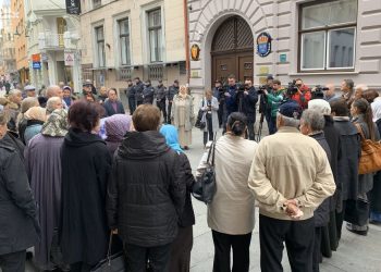 MAJKE SREBRENICE ODLAZE U ŠVEDSKU: Ako će dati nagradu Handkeu, neka je dodijele i Mladiću