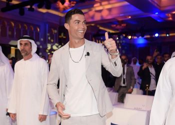 RONALDO SAMO NA JEDNOJ RUCI NOSI 750.000 EURA: Šljašti toliko da BOLE OČI, ali ovo je jedan od NAJSKUPLJIH SATOVA svih vremena!
