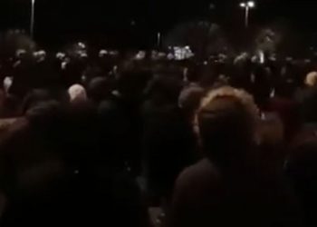 VIDEO: POTPUNI HAOS U CRNOJ GORI Prosrpski demonstranti teško ozlijedili četvoricu policajaca, stotine ljudi ispred kuće Mile Đukanovića