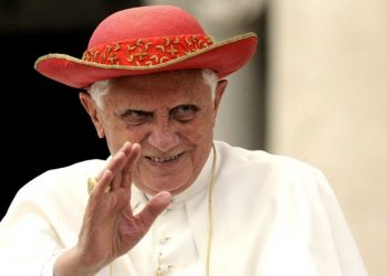 SKRIVEN OD SVIJETA: Bivši papa objavio knjigu i napao svog nasljednika Franju 
