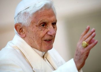“NE MOGU ŠUTJETI”! Bivši papa povukao svoje ime s knjige koja je podijelila Vatikan