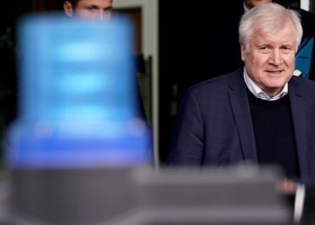 POLICIJSKA ZAŠTITA DŽAMIJA  Seehofer: S krajnje desnice ovoj zemlji, našoj demokraciji i građanima prijeti najveća opasnost