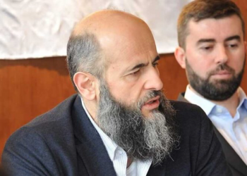 PAZARCI OGORČENI NA MUFTIJU: Spremni životima braniti Ramiza Dugopoljca i njegovu berbernicu (VIDEO)