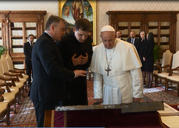 PAPA NIJE HERCEGOVAC: Papa primio Komšića koji mu je uručio lijepe poklone iz Sarajeva