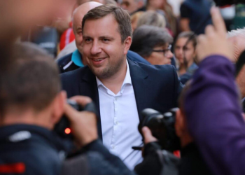 KAKO KONTROVERZNOG GRADONAČELNIKA SARAJEVA TRETIRA WIKIPEDIA: Izabran je nelegalno, sa sumnjivom fakultetskom diplomom, izblamiran zbog lapsuza…