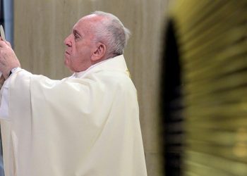 PAPA ZAHVALIO NOVINARIMA: Upozorio je na „još gore od korona virusa“ – na „sebičnost“