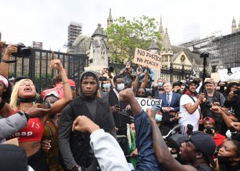 “STVARNO JEBENO MRZIM RASISTE”:   Nakon strastvenog govora na demonstracijama John Boyega je postao najtraženiji glumac