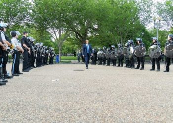 ŠTA JE ZAJEDNIČKO TRUMPU I LOŠIM POLICAJCIMA? Oni služe samo sebi. Svi drugi su neprijatelji…