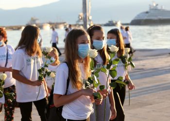 VALOVI BJONDI:  U Splitu mimohod za žrtve Srebrenice, 25 ruža bačeno u more