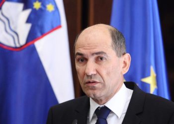 JANŠA PROMOVIRA IDEJE TERORISTE BREIVIKA:  Unatoč ‘neopozivoj ostavci’ Janšin ministar policije Hojs ostaje