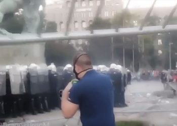 MANIPULACIJA:  Vučićevi korisni idioti s policijom u filmu ‘Stigmatizirajmo iskrene demonstrante’