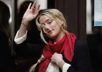 “DRŽAO JE NOGU NA MOJIM LEĐIMA I UDARAO ME PO GLAVI”: Bivša žena Johnnyja Deppa pred sudom