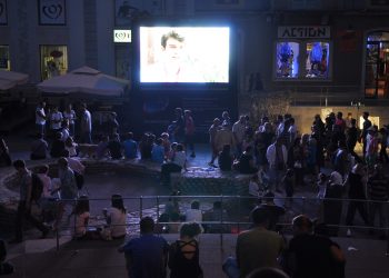 “PLIVAJ MUŠKI”: Romantično plutajuće kino na rijeci Seni