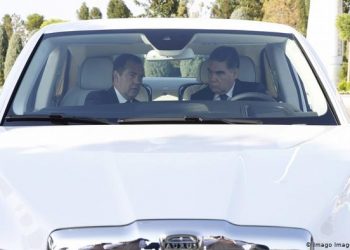 SVI OČEVI NACIJE POSTAJU BIZARNI DIKTATORI: ‘Voljeni predsjednik’ ne voli tamne automobile
