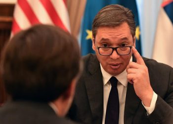 SRBIJA SANJA….: Vučić misli da će mu za ovim stolom Trump spasiti Kosovo