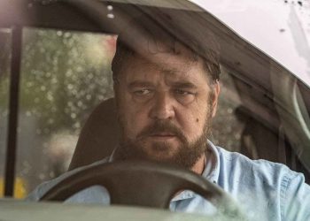 PAKLENI VOZAČ: Russell Crowe na bizaran način promovira svoj novi film “Bijesan”