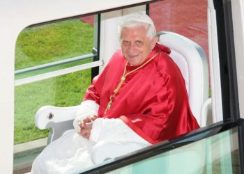 PAPA IMA CRVENI VJETAR: Bivši papa ima akutno infektivno oboljenje koje izaziva i jake bolove…