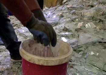 RECIKLAŽA STAKLA: Ostaci građevinskog materijala iz Bejruta se recikliraju