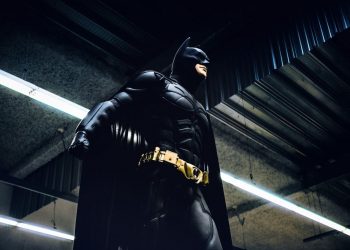 DOBRODUŠNI NEZNANAC: Batman donosi hranu beskućnicima u Santiagu
