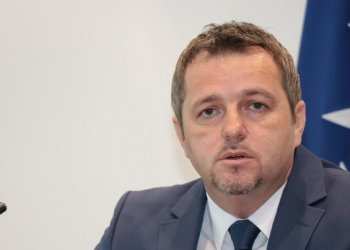 O KOGA SE SDA OGR(IJ)EŠI, NAROD MU VRATI Ogrešević: U Cazinu više nema makadama, a poljoprivrednih gazdinstava imamo najviše u državi