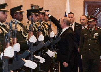 PUTINOV GEST ODUŠEVIO ARAPE! Prolazio pored PALESTINSKIH GARDISTA, pa primijetio nešto NA PODU (VIDEO)