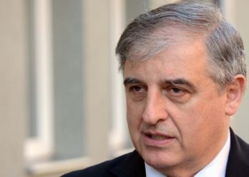 DOĐI DA TI KOL(DŽO) NEŠTO DA: Koldžo pred kampanju djeci dijelio paketiće, roditelji bijesne da zloupotrebljava mališane