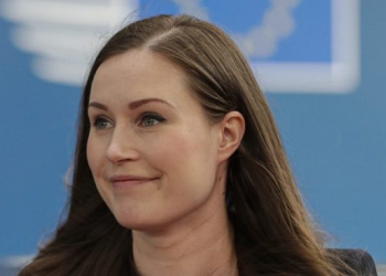 FINSKA PREMIJERKA U DEKOLTIRANOM BLEJZERU PODIJELILA JAVNOST: Šta (ni)je dozvoljeno u odijevanju političkih lidera