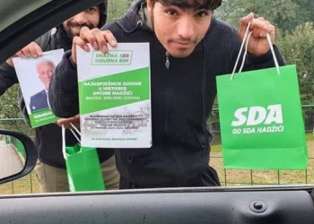 TRAGIKOMIČNA PREDIZBORNA PORUKA: Migranti umjesto maramica dijele SDA-ove predizborne letke da vozači njima OBRIŠU DUPE