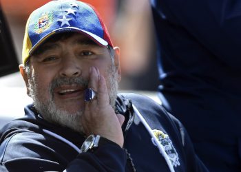 SAMO JOŠ JEDAN USPJEŠAN DRIBLING:  Maradona izlazi iz bolnice nakon operacije